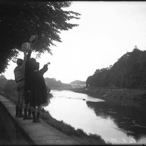 Enfants debout sur un muret au bord de la Meuse, Agence Roll, 1912 (Gallica, BnF). #negative #photography #ardennes #children